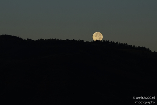 Full_Moon_Over_Mountains_At_Sunrise_Colorado_USA_Western_USA_Nature_Photography_Canon_EOS_R5_Mark_II_2025_006.JPG