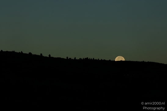 Full_Moon_Over_Mountains_At_Sunrise_Colorado_USA_Western_USA_Nature_Photography_Canon_EOS_R5_Mark_II_2025_007.JPG