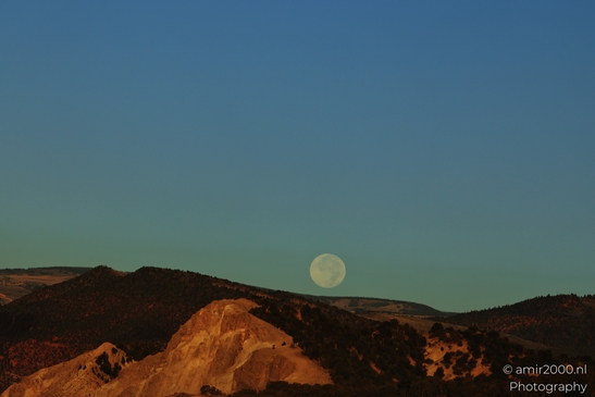 Full_Moon_Over_Mountains_At_Sunrise_Colorado_USA_Western_USA_Nature_Photography_Canon_EOS_R5_Mark_II_2025_009.JPG