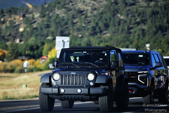 Jeep_Traveling_On_Park_Entrance_Road_Rocky_Mountain_National_Park_Colorado_Western_USA_Nature_Photography_Canon_EOS_R5_Mark_II_2025_001.JPG