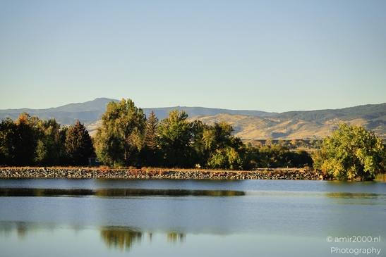 Serene_Lake_Scene_With_Mountains_In_Background_Denver_Colorado_USA_Western_USA_Nature_Photography_Canon_EOS_R5_Mark_II_2025_002.JPG