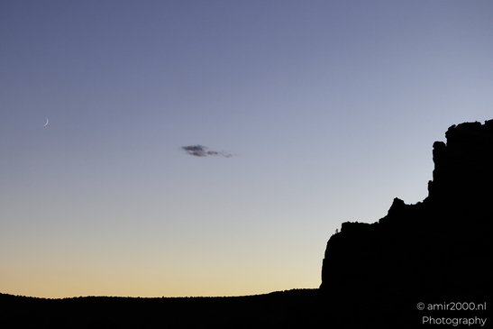 Sky_and_crescent_moon_silhouette_Sedona_Arizona_USA_Western_USA_Nature_Photography_Canon_EOS_R5_Mark_II_2025_001.JPG