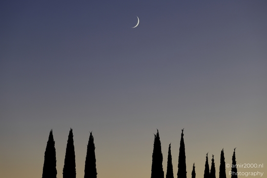 Sky_and_crescent_moon_silhouette_Sedona_Arizona_USA_Western_USA_Nature_Photography_Canon_EOS_R5_Mark_II_2025_002.JPG