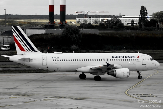 Air_France_Airbus_A220_300_F_HZUS_taxiing_side_on_Charles_de_Gaulle_Airport_Paris_France_Aviation_Photography_Canon_EOS_R5_Mark_II_2025_002.JPG