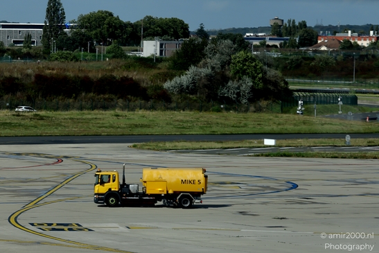 Runway_sweeper_truck_MIKE_5_crossing_apron_markings_Charles_de_Gaulle_Airport_Paris_France_Aviation_Photography_Canon_EOS_R5_Mark_II_2025_001.JPG