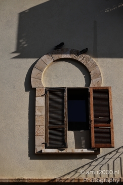 Balcony_With_Wooden_Shutters_And_A_Bird_On_The_Ledge_Tel_Aviv_jaffa_Israel_cityscape_Photography_Canon_EOS_R5_Mark_II_2025_001.JPG