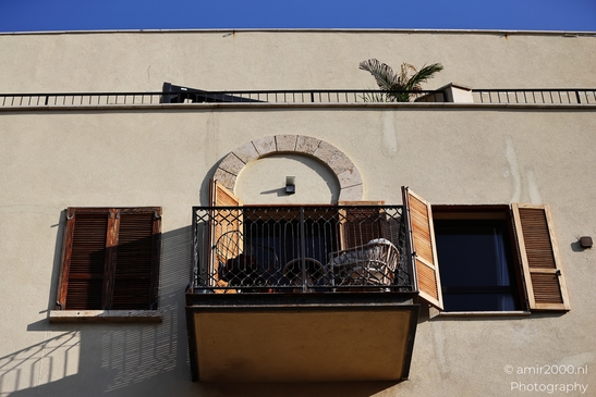 Balcony_With_Wooden_Shutters_And_A_Bird_On_The_Ledge_Tel_Aviv_jaffa_Israel_cityscape_Photography_Canon_EOS_R5_Mark_II_2025_002.JPG