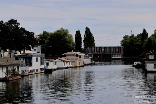 Peaceful_Canal_Scene_Lozingskanaal_Amsterdam_Netherlands_Cityscape_Photography_Canon_EOS_R5_Mark_II_2025_002.JPG