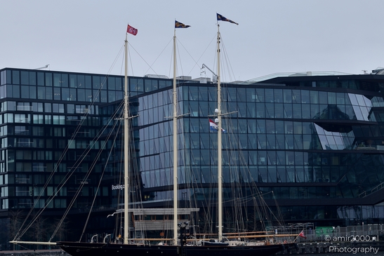 Sailing_boat_in_fron_of_booking_office_Amsterdam_Netherlands_Cityscape_Photography_Canon_EOS_R5_Mark_II_2025_001.JPG