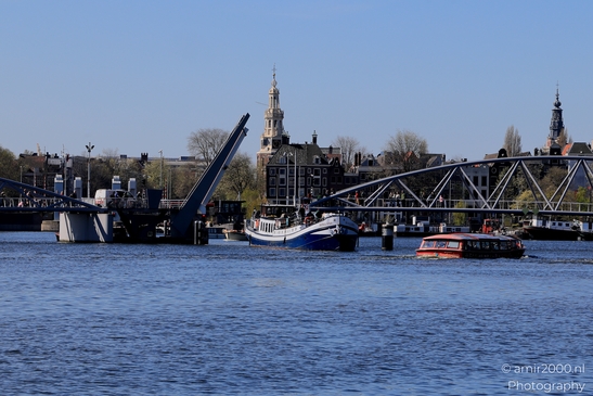Ship_crossing_Mr._J.J._van_der_Veldebrug_Amsterdam_Netherlands_Cityscape_Photography_Canon_EOS_R5_Mark_II_2025_002.JPG