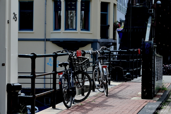 Urban_Street_Scene_Amsterdam_Netherlands_Cityscape_Photography_Canon_EOS_R5_Mark_II_2025_003.JPG