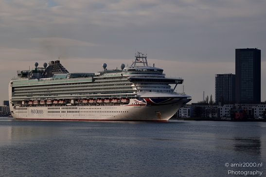 Cruise_ship_in_the_city_Amsterdam_Netherlands_Miscellaneous_Photography_Canon_EOS_R5_Mark_II_2025_002.JPG
