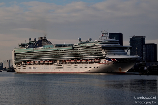 Cruise_ship_in_the_city_Amsterdam_Netherlands_Miscellaneous_Photography_Canon_EOS_R5_Mark_II_2025_003.JPG