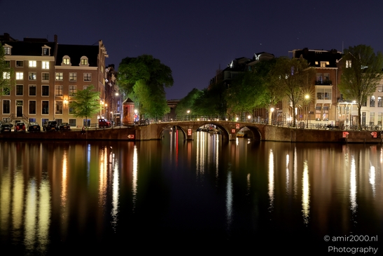 Amstel_reflection_urban_cityscape_light_Amsterdam_Netherlands_Night_Photography_Canon_EOS_R5_Mark_II_2025_001.JPG