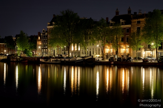 Amstel_reflection_urban_cityscape_light_Amsterdam_Netherlands_Night_Photography_Canon_EOS_R5_Mark_II_2025_002.JPG