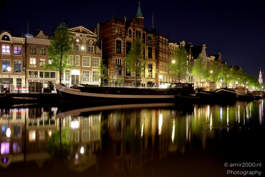 Amstel_reflection_urban_cityscape_light_Amsterdam_Netherlands_Night_Photography_Canon_EOS_R5_Mark_II_2025_003.JPG