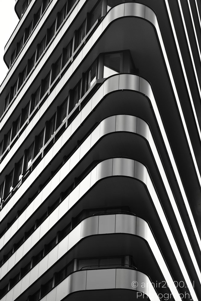 Layered balcony edges climbing the facade of Woontoren Elements