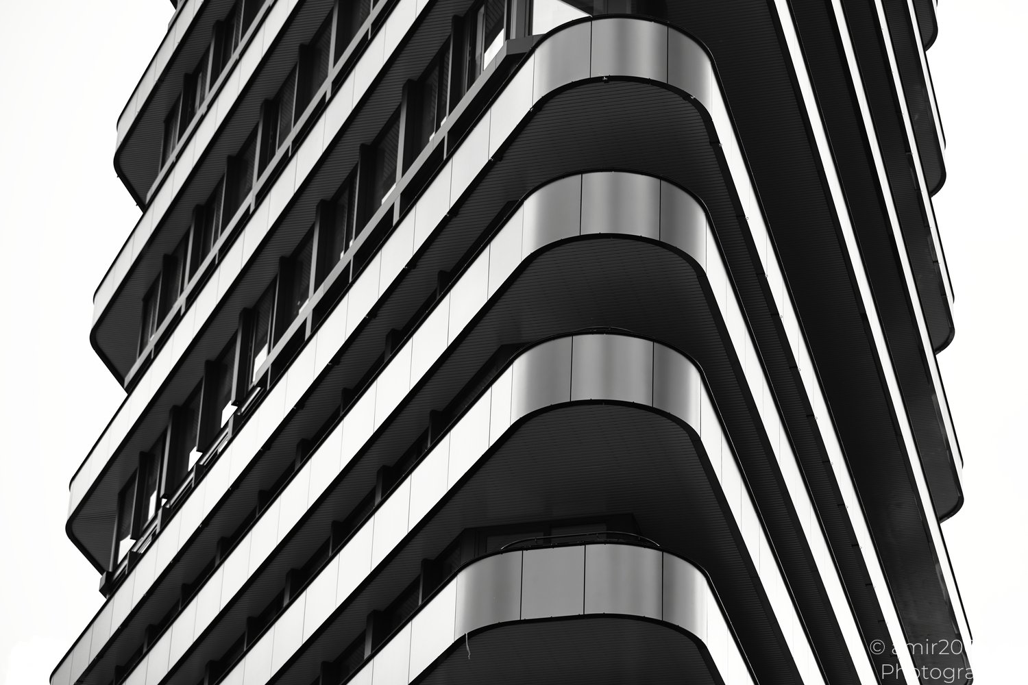Pale balcony bands and dark shadow at Woontoren Elements