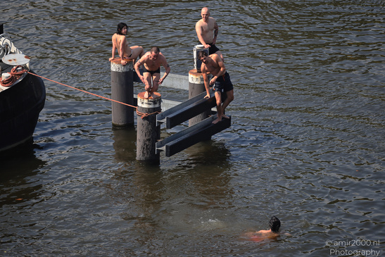 Enjoying_The_Hot_Day_By_The_Canal_Amsterdam_Netherlands_People_Creative_Collection_Photography_Canon_EOS_R5_Mark_II_2026_008.JPG