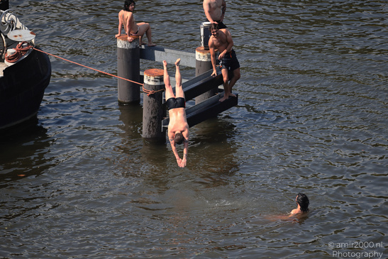 Enjoying_The_Hot_Day_By_The_Canal_Amsterdam_Netherlands_People_Creative_Collection_Photography_Canon_EOS_R5_Mark_II_2026_011.JPG