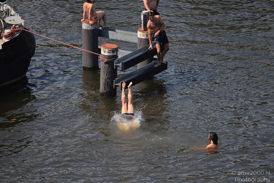 Enjoying_The_Hot_Day_By_The_Canal_Amsterdam_Netherlands_People_Creative_Collection_Photography_Canon_EOS_R5_Mark_II_2026_012.JPG