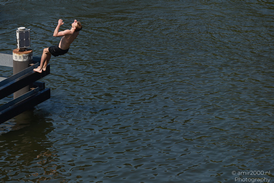Man_Doing_Flip_Jump_Into_Canal_Amsterdam_Netherlands_People_Creative_Collection_Photography_Canon_EOS_R5_Mark_II_2026_001.JPG