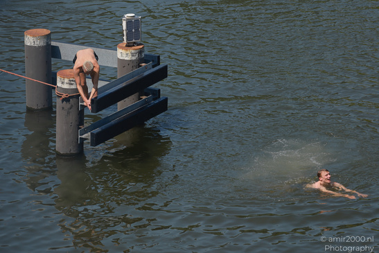 Man_Doing_Flip_Jump_Into_Canal_Amsterdam_Netherlands_People_Creative_Collection_Photography_Canon_EOS_R5_Mark_II_2026_003.JPG