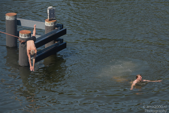 Man_Doing_Flip_Jump_Into_Canal_Amsterdam_Netherlands_People_Creative_Collection_Photography_Canon_EOS_R5_Mark_II_2026_004.JPG