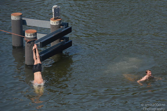 Man_Doing_Flip_Jump_Into_Canal_Amsterdam_Netherlands_People_Creative_Collection_Photography_Canon_EOS_R5_Mark_II_2026_005.JPG