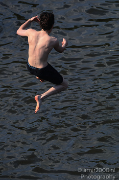 Man_Jumping_Free_Style_Into_Canal_Amsterdam_Netherlands_People_Creative_Collection_Photography_Canon_EOS_R5_Mark_II_2026_002.JPG