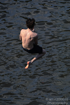 Man_Jumping_Free_Style_Into_Canal_Amsterdam_Netherlands_People_Creative_Collection_Photography_Canon_EOS_R5_Mark_II_2026_003.JPG