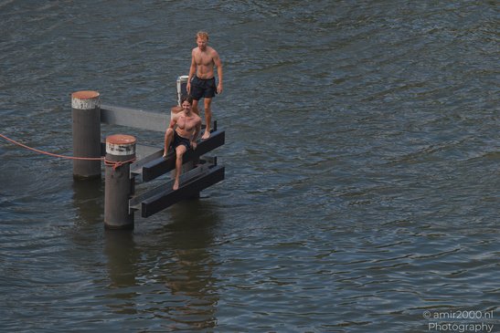 Men_Jumping_Into_Water_From_Dock_Amsterdam_Netherlands_People_Creative_Collection_Photography_Canon_EOS_R5_Mark_II_2026_001.JPG