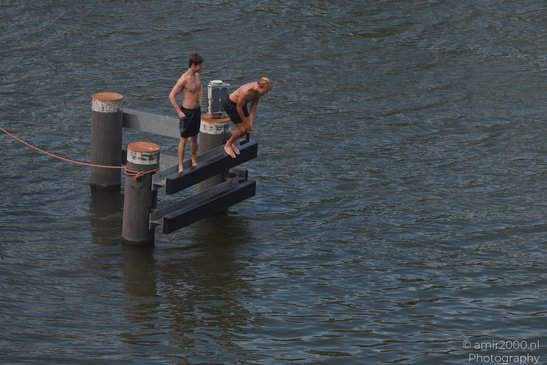 Men_Jumping_Into_Water_From_Dock_Amsterdam_Netherlands_People_Creative_Collection_Photography_Canon_EOS_R5_Mark_II_2026_002.JPG