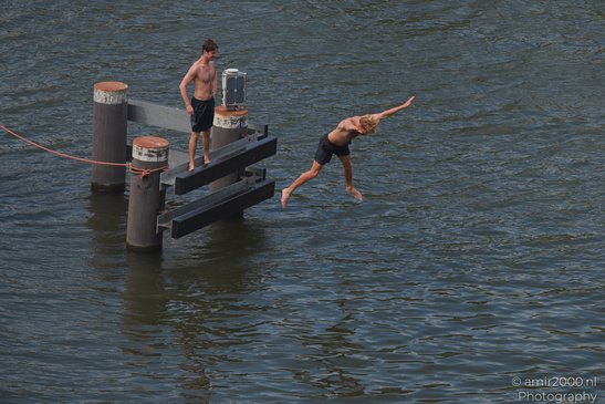 Men_Jumping_Into_Water_From_Dock_Amsterdam_Netherlands_People_Creative_Collection_Photography_Canon_EOS_R5_Mark_II_2026_005.JPG