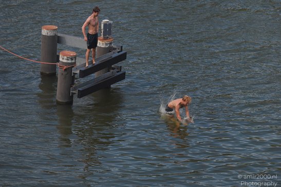 Men_Jumping_Into_Water_From_Dock_Amsterdam_Netherlands_People_Creative_Collection_Photography_Canon_EOS_R5_Mark_II_2026_006.JPG