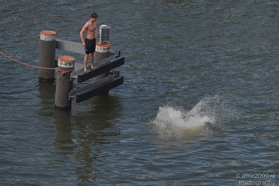 Men_Jumping_Into_Water_From_Dock_Amsterdam_Netherlands_People_Creative_Collection_Photography_Canon_EOS_R5_Mark_II_2026_007.JPG