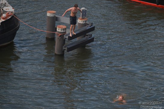 Men_Jumping_Into_Water_From_Dock_Amsterdam_Netherlands_People_Creative_Collection_Photography_Canon_EOS_R5_Mark_II_2026_008.JPG