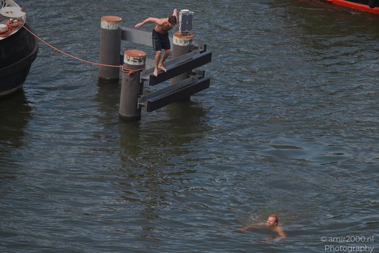 Men_Jumping_Into_Water_From_Dock_Amsterdam_Netherlands_People_Creative_Collection_Photography_Canon_EOS_R5_Mark_II_2026_009.JPG