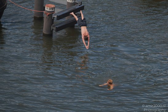 Men_Jumping_Into_Water_From_Dock_Amsterdam_Netherlands_People_Creative_Collection_Photography_Canon_EOS_R5_Mark_II_2026_013.JPG