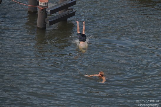 Men_Jumping_Into_Water_From_Dock_Amsterdam_Netherlands_People_Creative_Collection_Photography_Canon_EOS_R5_Mark_II_2026_014.JPG