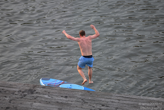 Men_On_Paddleboard_Jumping_Into_Water_Amsterdam_Netherlands_People_Creative_Collection_Photography_Canon_EOS_R5_Mark_II_2026_001.JPG