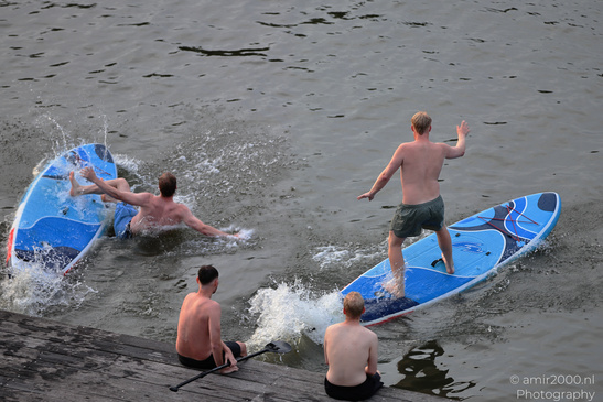 Men_On_Paddleboard_Jumping_Into_Water_Amsterdam_Netherlands_People_Creative_Collection_Photography_Canon_EOS_R5_Mark_II_2026_011.JPG