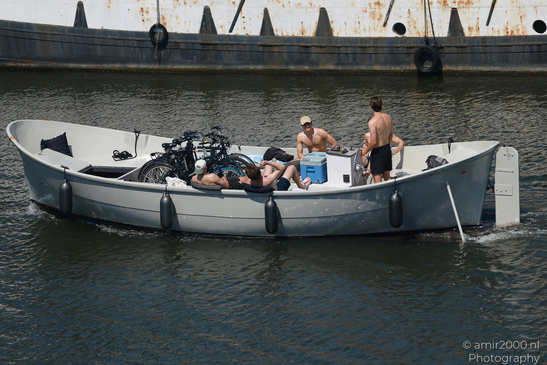 People_On_Boats_In_The_Canals_Of_Amsterdam_Netherlands_People_Creative_Collection_Photography_Canon_EOS_R5_Mark_II_2026_001.JPG