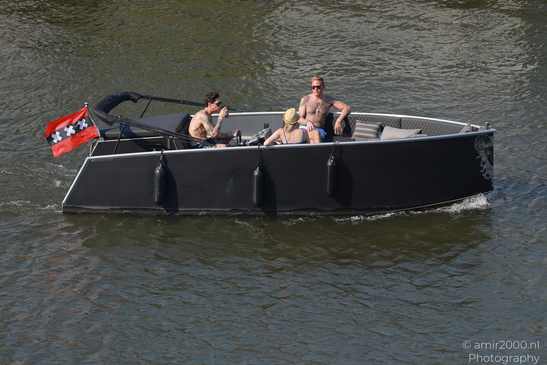 People_On_Boats_In_The_Canals_Of_Amsterdam_Netherlands_People_Creative_Collection_Photography_Canon_EOS_R5_Mark_II_2026_002.JPG