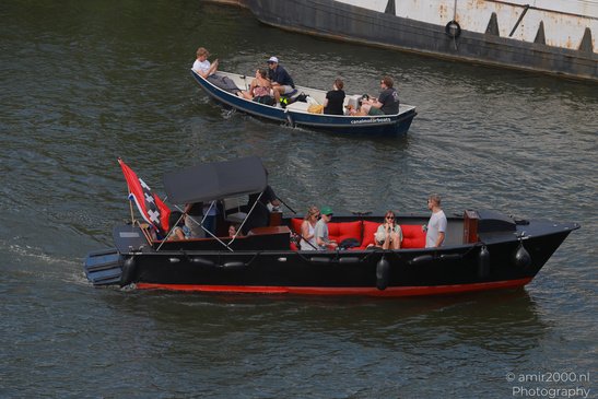 People_On_Boats_In_The_Canals_Of_Amsterdam_Netherlands_People_Creative_Collection_Photography_Canon_EOS_R5_Mark_II_2026_005.JPG