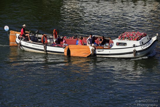 People_On_Boats_In_The_Canals_Of_Amsterdam_Netherlands_People_Creative_Collection_Photography_Canon_EOS_R5_Mark_II_2026_012.JPG