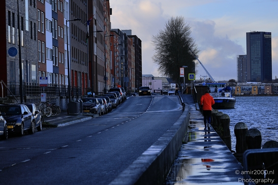 Runner_On_Pathway_Next_To_A_Canal_Amsterdam_Netherlands_People_Creative_Collection_Photography_Canon_EOS_R5_Mark_II_2026_001.JPG
