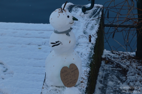 Snowman_With_Heartshaped_Sign_Inviting_Series_Amsterdam_Netherlands_People_Creative_Collection_Photography_Canon_EOS_R5_Mark_II_2026_003.JPG