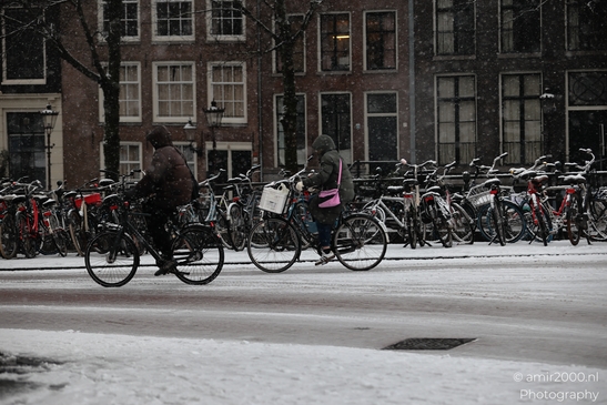 Snowy_Cityscape_With_Cyclists_And_Snowcovered_Bikes_Amsterdam_Netherlands_People_Creative_Collection_Photography_Canon_EOS_R5_Mark_II_2026_001.JPG