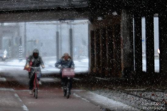 Snowy_Day_Commute_On_Bicycles_Under_Bridge_Amsterdam_Netherlands_People_Creative_Collection_Photography_Canon_EOS_R5_Mark_II_2026_001.JPG